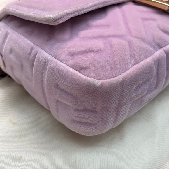 Fendi Baguette Velvet medium size Handbag In
Pink valentine limited edition - Picture 12 of 13